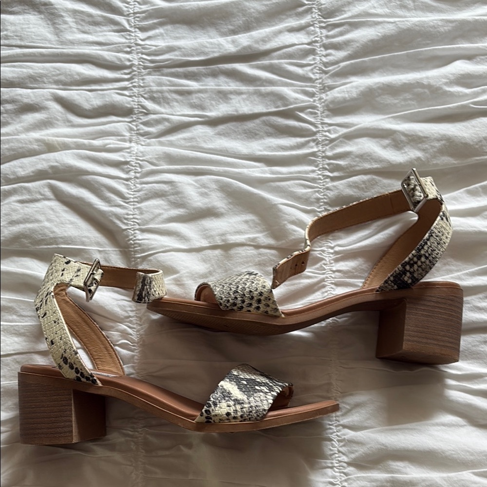 Steve Madden Cream and Brown Sandals with Elegant Design